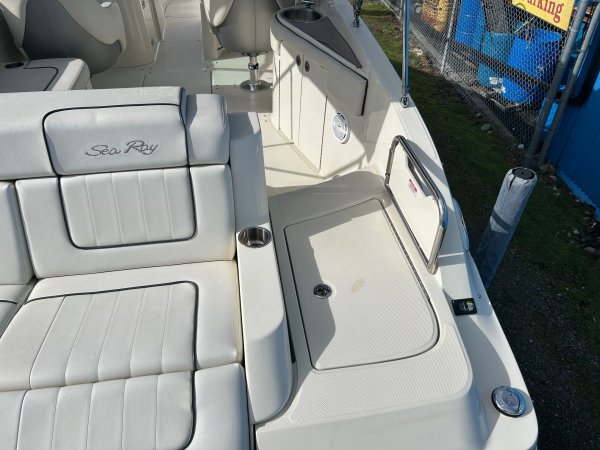 Used 2010 Sea Ray 260 Sundeck Power Boat for sale